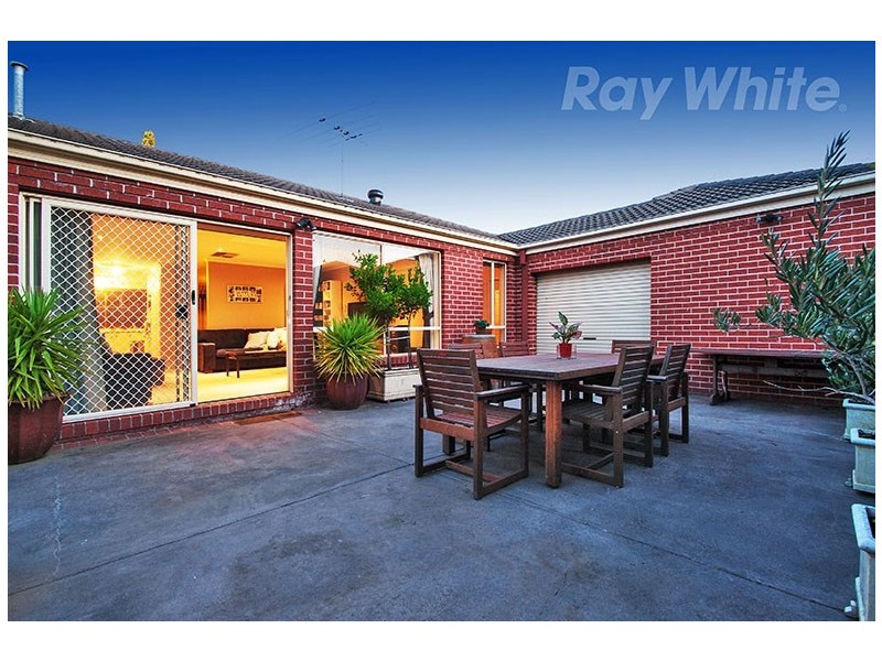 9 AMBLESIDE Close, Mooroolbark VIC 3138