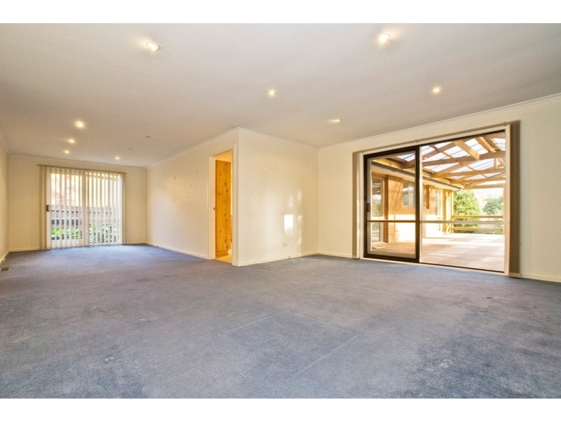 10 HELSTON Court, Croydon Hills VIC 3136