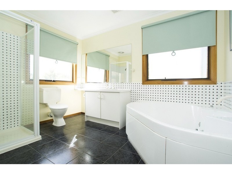 18 MITCHELL Court, Croydon North VIC 3136