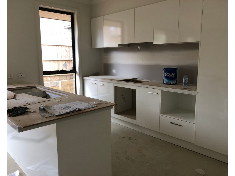 6 LIGHTWOOD Close, Kilsyth VIC 3137