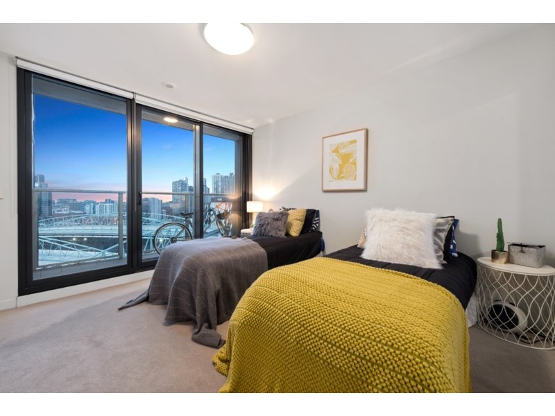 2410/100 HARBOUR Esplanade, Docklands VIC 3008