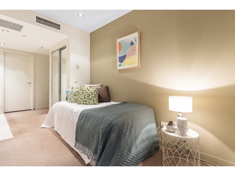 2410/100 HARBOUR Esplanade, Docklands VIC 3008