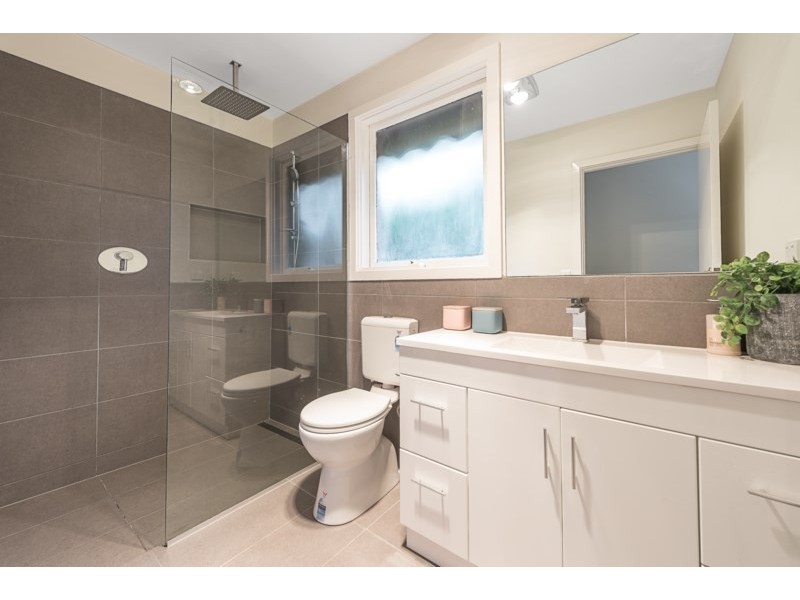 8 ASH Grove, Montrose VIC 3765