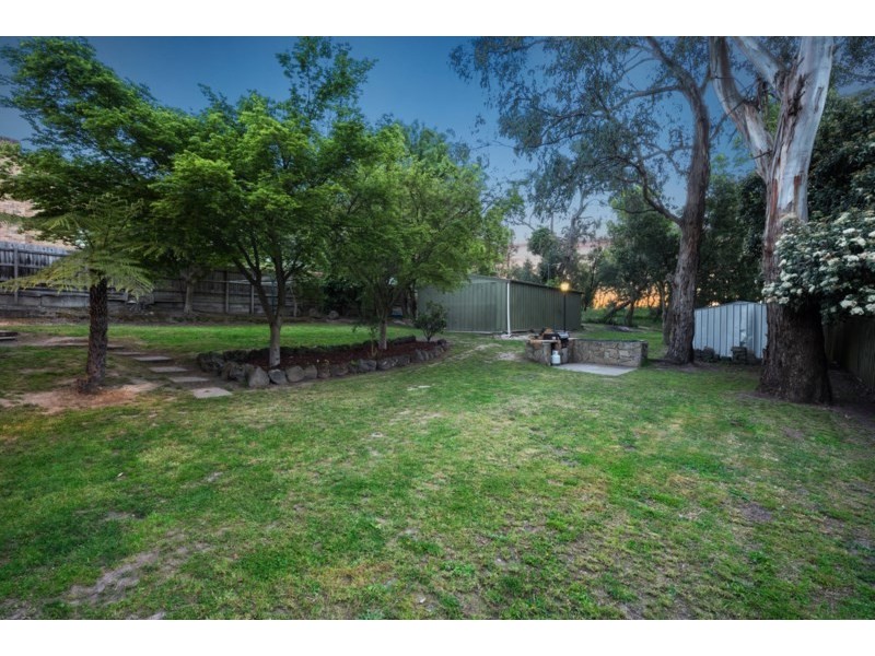8 ASH Grove, Montrose VIC 3765