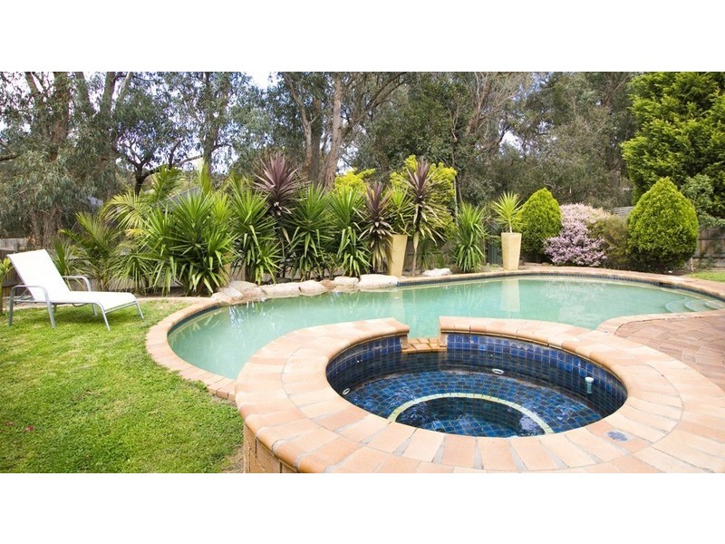 26 CROSSMAN Drive, Croydon Hills VIC 3136