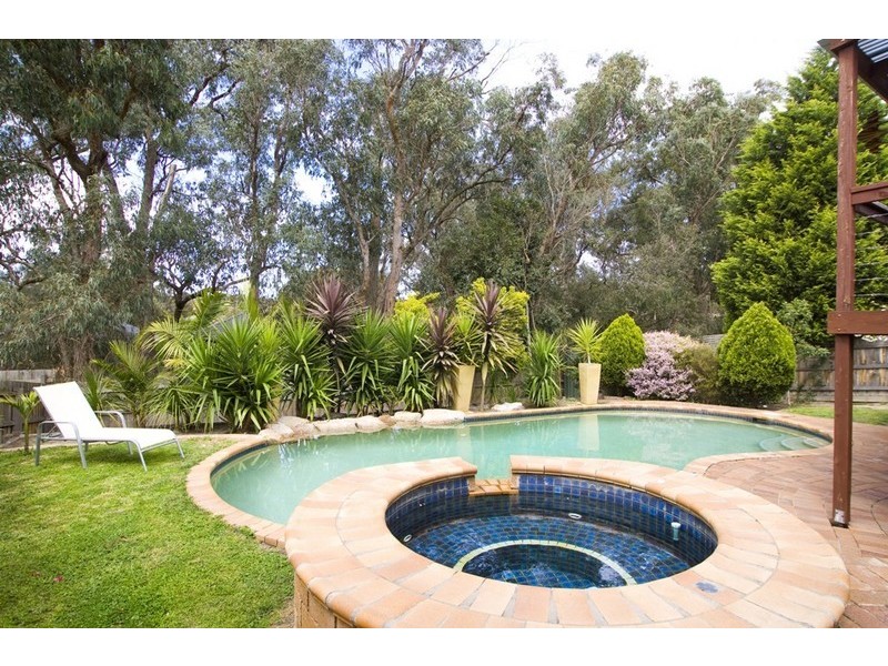 26 CROSSMAN Drive, Croydon Hills VIC 3136