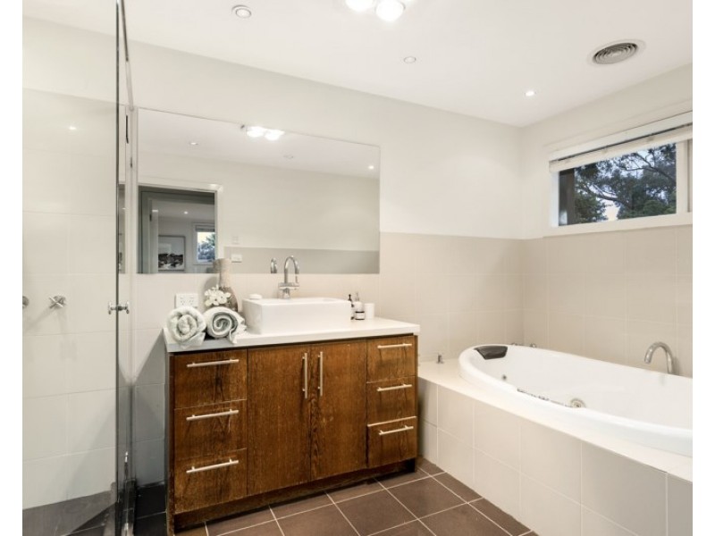 4 KARDINIA Crescent, Warranwood VIC 3134