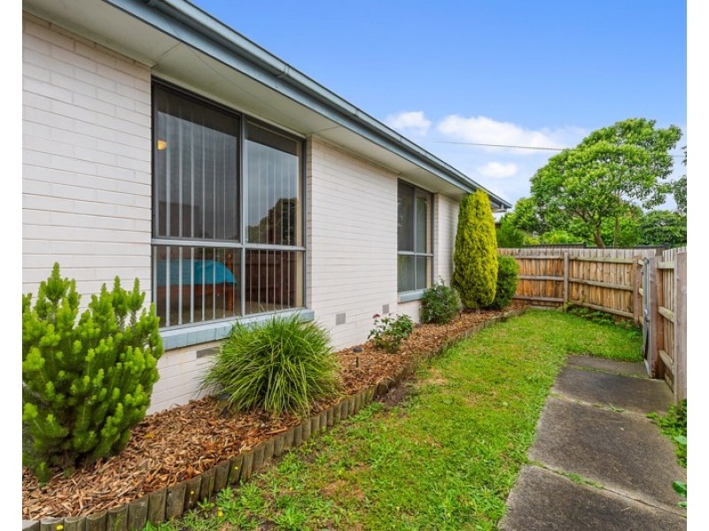 2/24 FARADAY Road, Croydon South VIC 3136