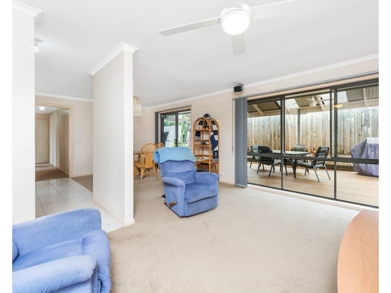 2/24 FARADAY Road, Croydon South VIC 3136