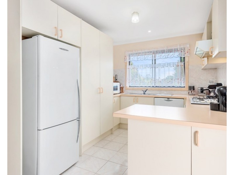 2/24 FARADAY Road, Croydon South VIC 3136