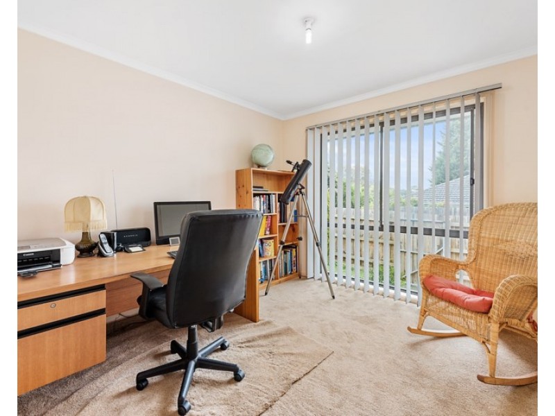 2/24 FARADAY Road, Croydon South VIC 3136