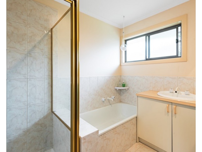 2/24 FARADAY Road, Croydon South VIC 3136