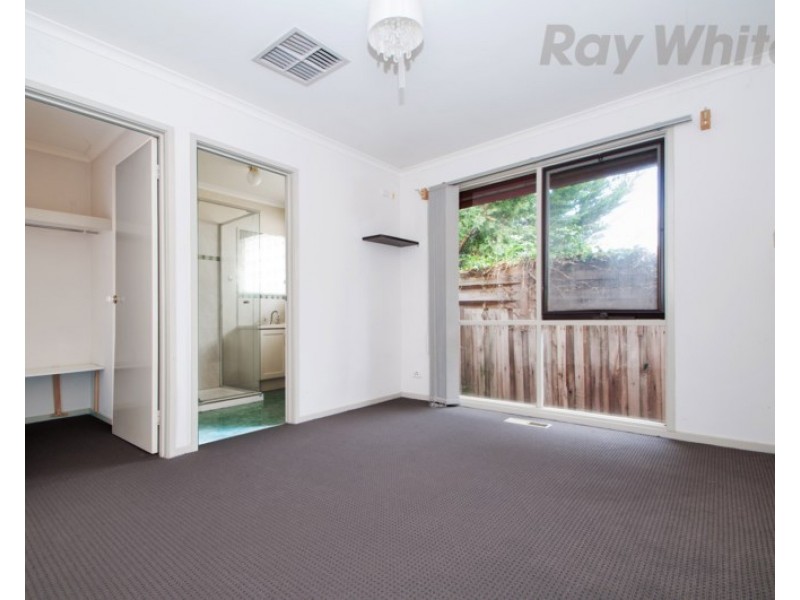 34 AZAROW Circuit, Croydon South VIC 3136