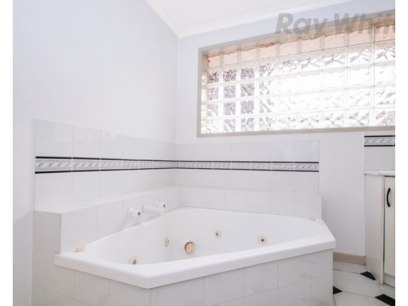 34 AZAROW Circuit, Croydon South VIC 3136