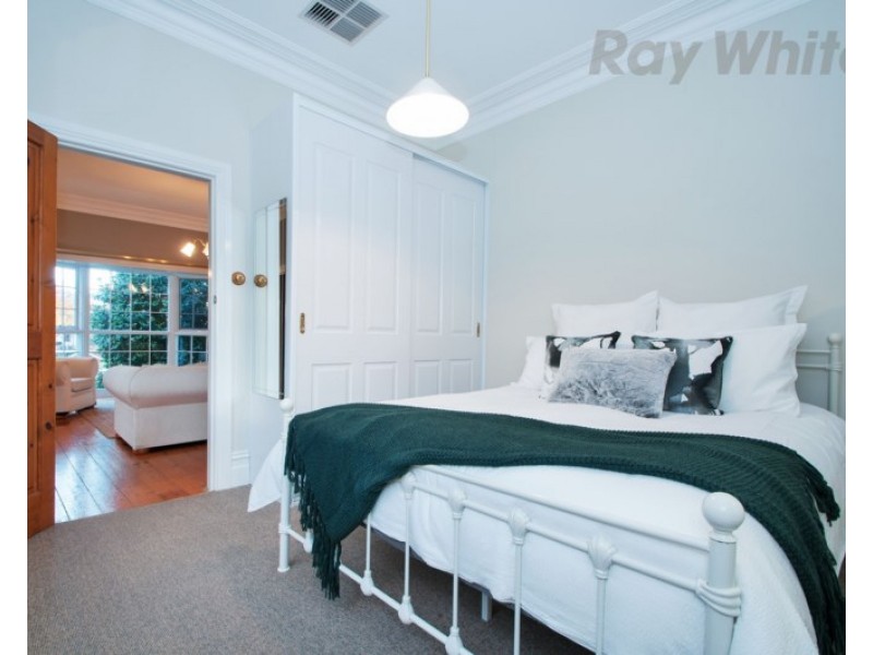 8 TRAWALLA Road, Croydon VIC 3136