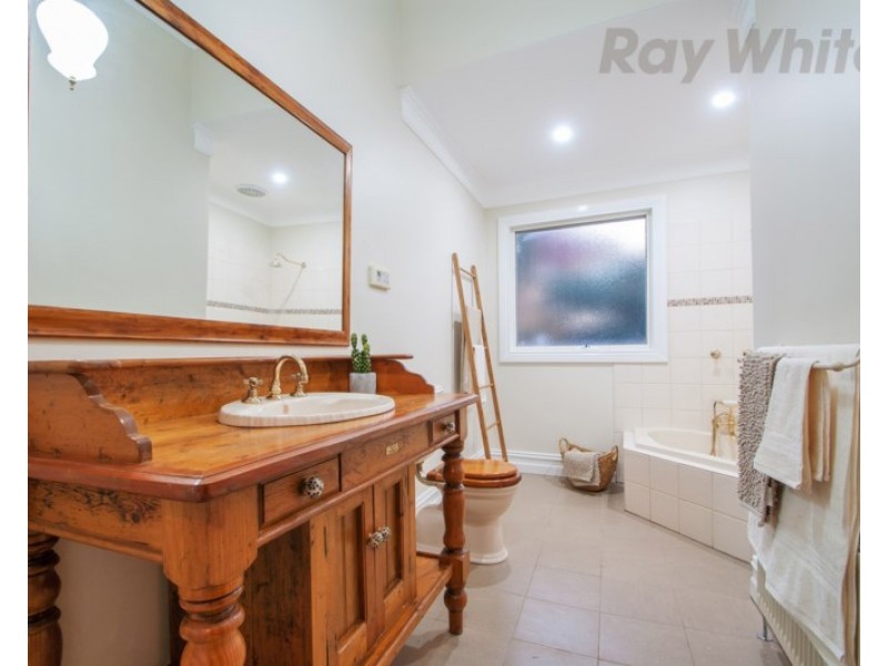 8 TRAWALLA Road, Croydon VIC 3136