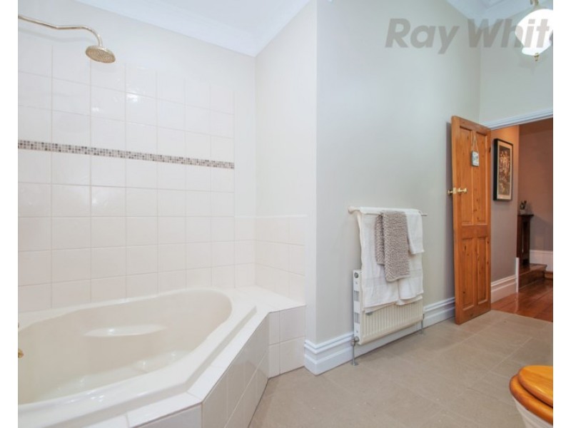 8 TRAWALLA Road, Croydon VIC 3136