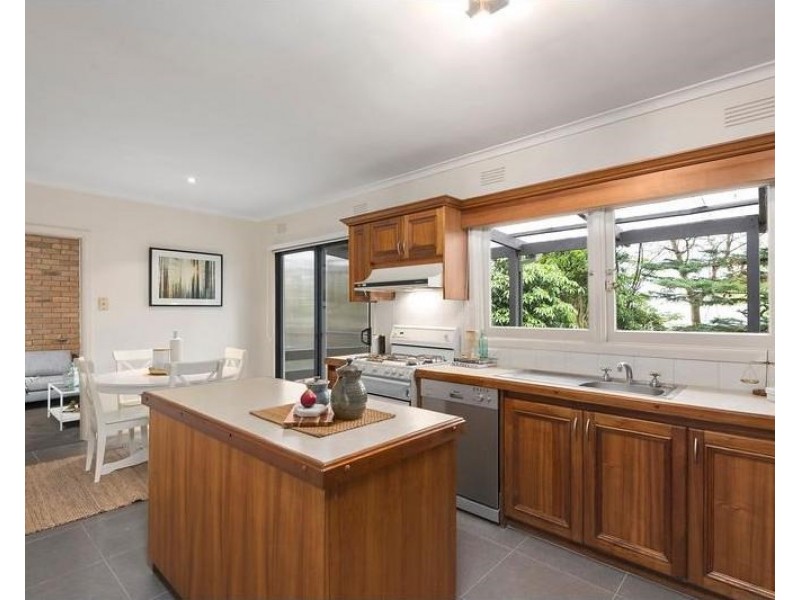 2 BEAUFORT Road, Croydon VIC 3136