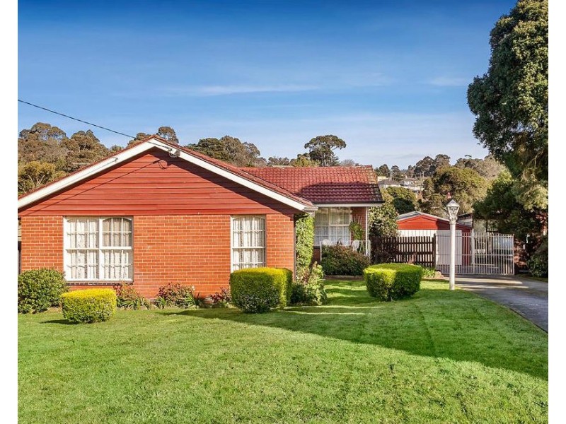 8 HIGHLAND Crescent, Mooroolbark VIC 3138