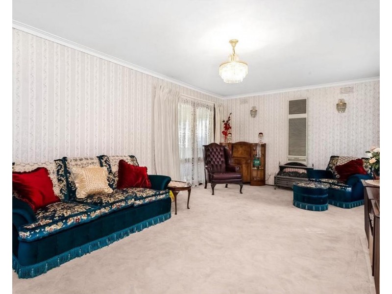 8 HIGHLAND Crescent, Mooroolbark VIC 3138