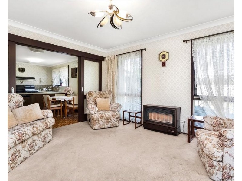 8 HIGHLAND Crescent, Mooroolbark VIC 3138