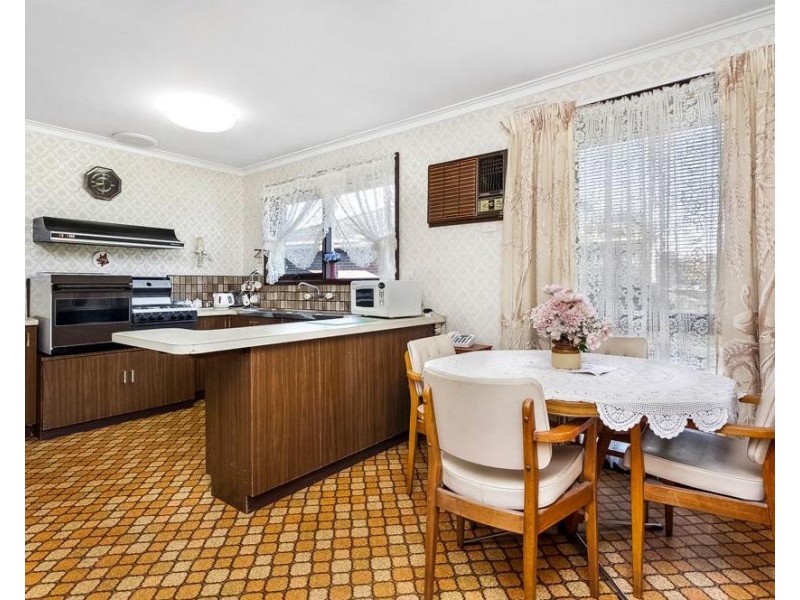 8 HIGHLAND Crescent, Mooroolbark VIC 3138