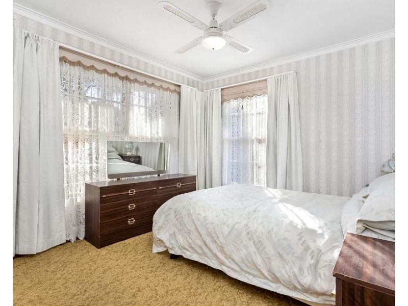 8 HIGHLAND Crescent, Mooroolbark VIC 3138