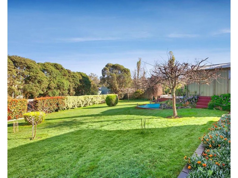 8 HIGHLAND Crescent, Mooroolbark VIC 3138
