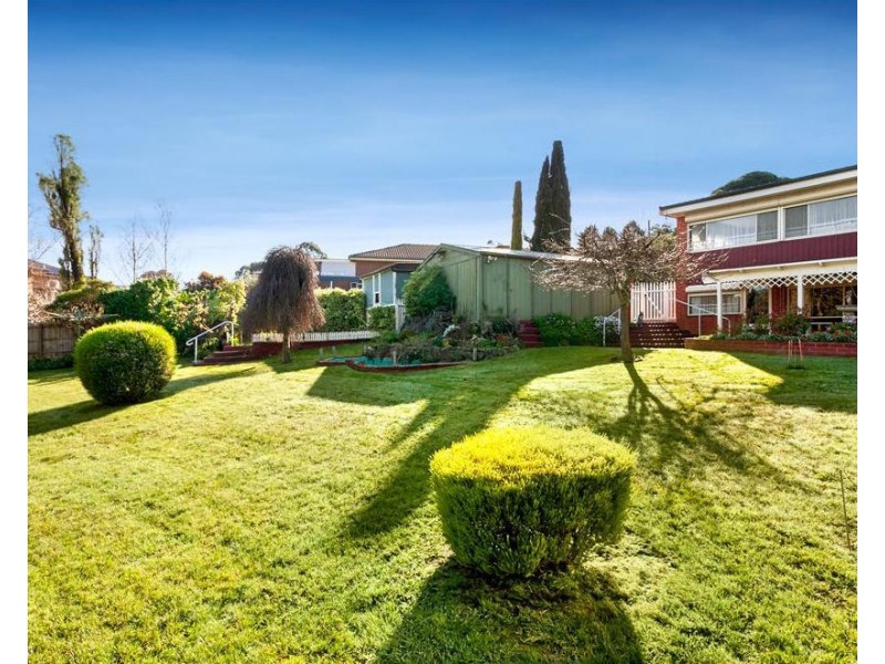 8 HIGHLAND Crescent, Mooroolbark VIC 3138