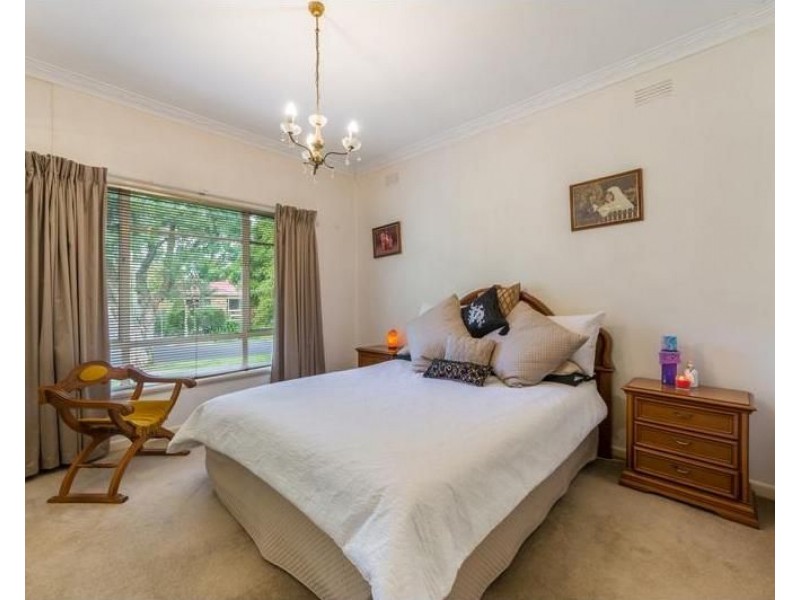 33 Mandowie Crescent, Croydon VIC 3136