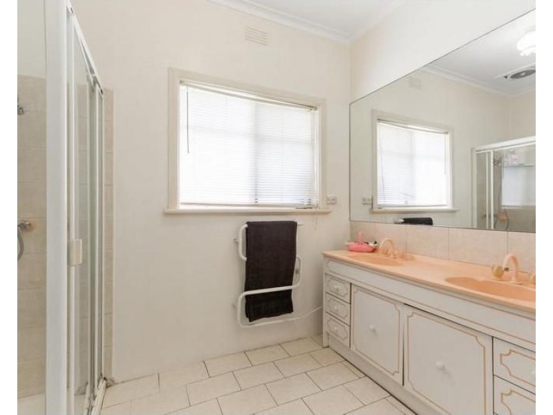 33 Mandowie Crescent, Croydon VIC 3136