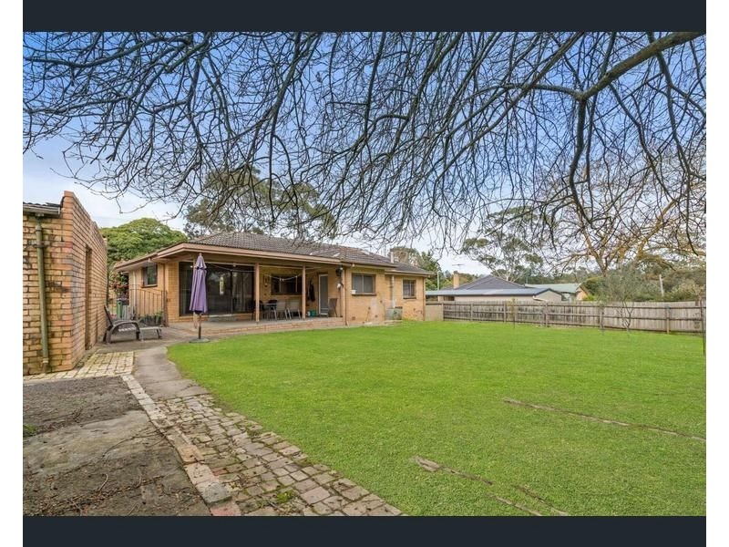 33 Mandowie Crescent, Croydon VIC 3136