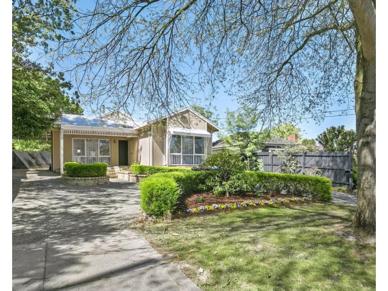 6 ROBINSON Street, Croydon VIC 3136