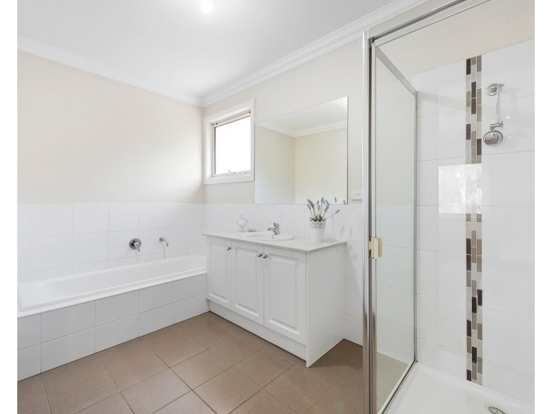 8 Jessica Park Drive, Lilydale VIC 3140