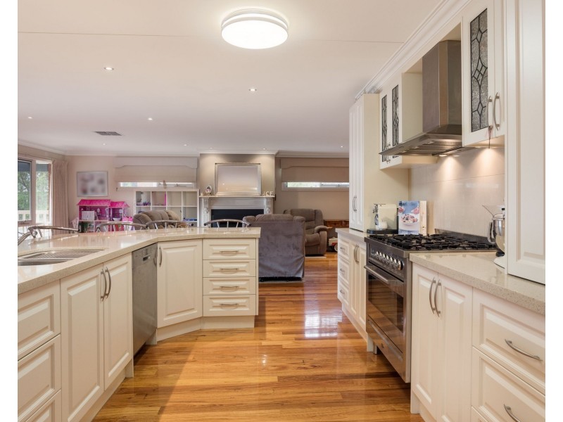 74 LAKEVIEW Drive, Lilydale VIC 3140