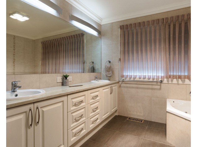 74 LAKEVIEW Drive, Lilydale VIC 3140