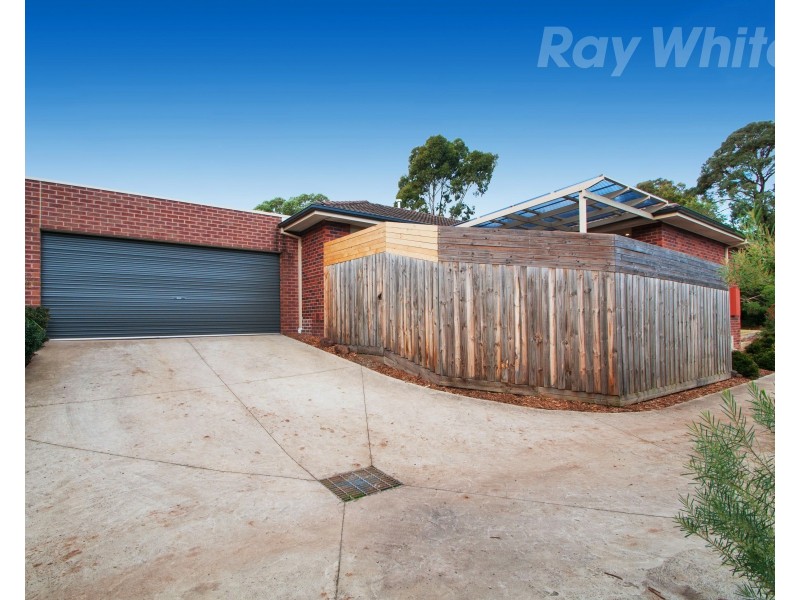 33 Churchill Drive, Mooroolbark VIC 3138