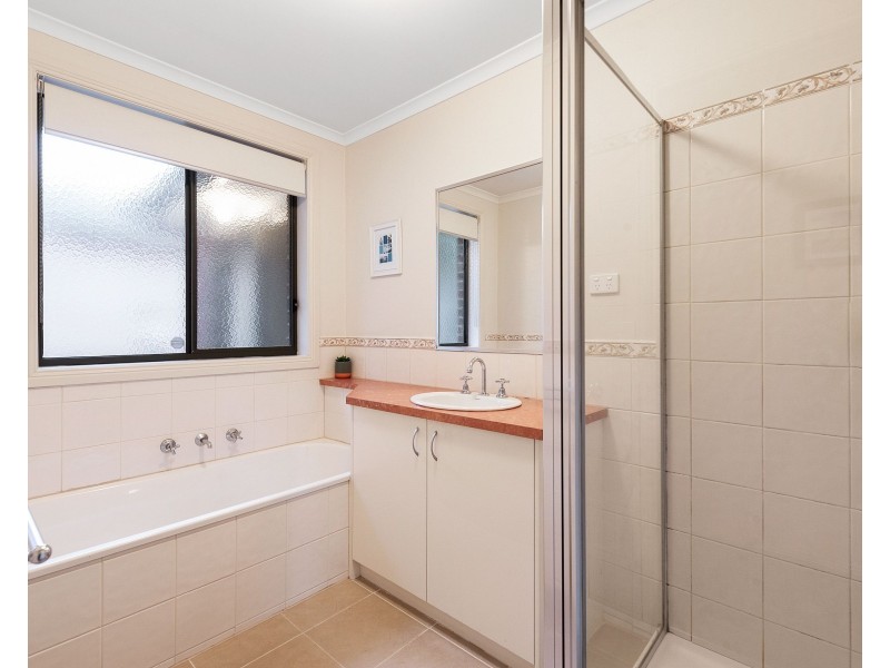 1/2 Springfield Avenue, Croydon VIC 3136