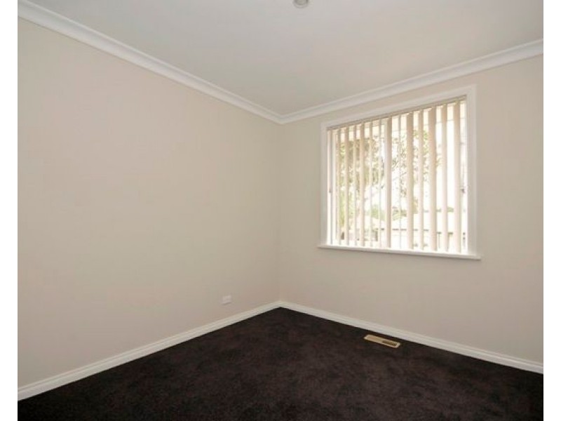 12 ROYAL Road, Croydon South VIC 3136