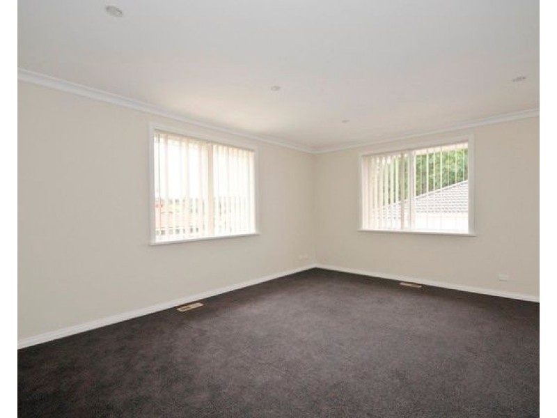 12 ROYAL Road, Croydon South VIC 3136