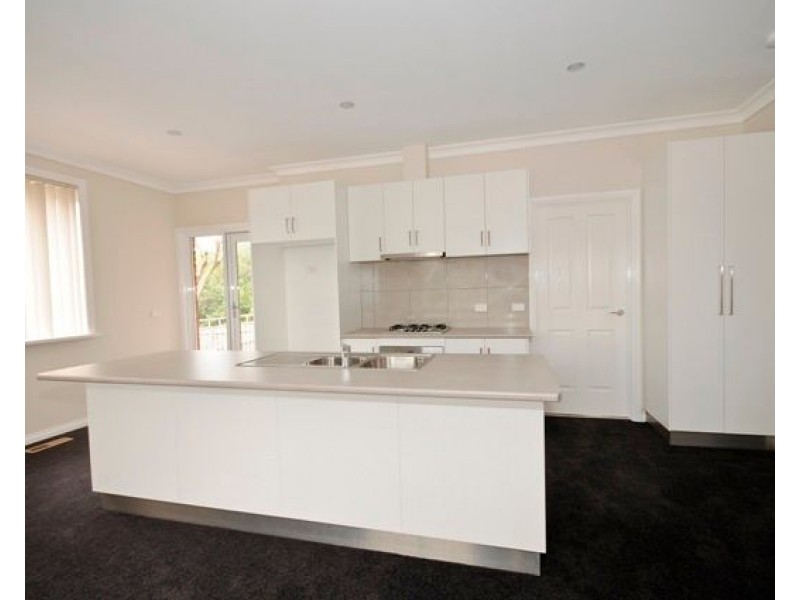 12 ROYAL Road, Croydon South VIC 3136