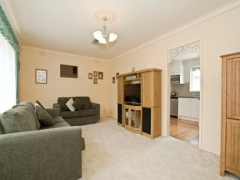 15 WINIFRED Road, Mooroolbark VIC 3138