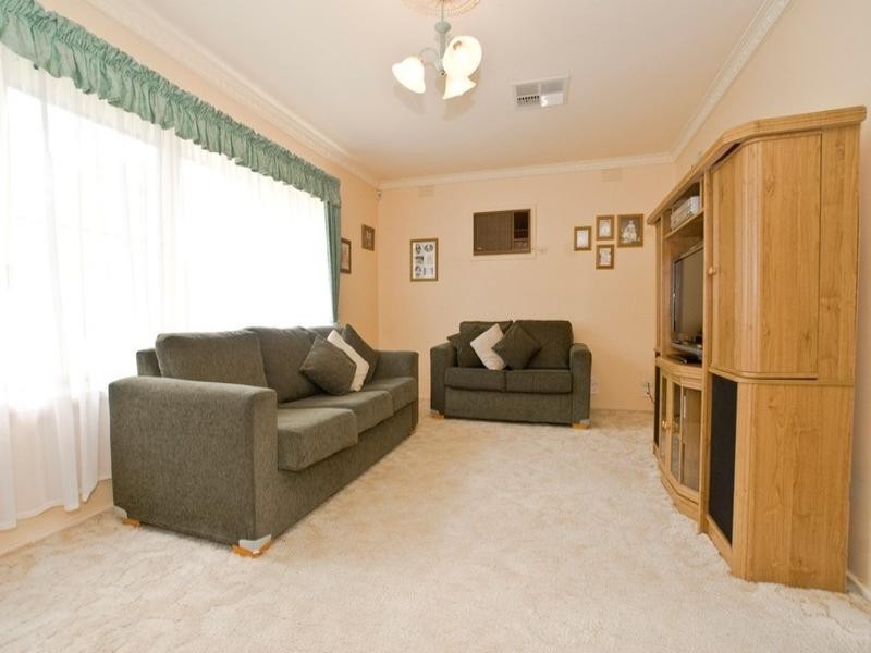 15 WINIFRED Road, Mooroolbark VIC 3138