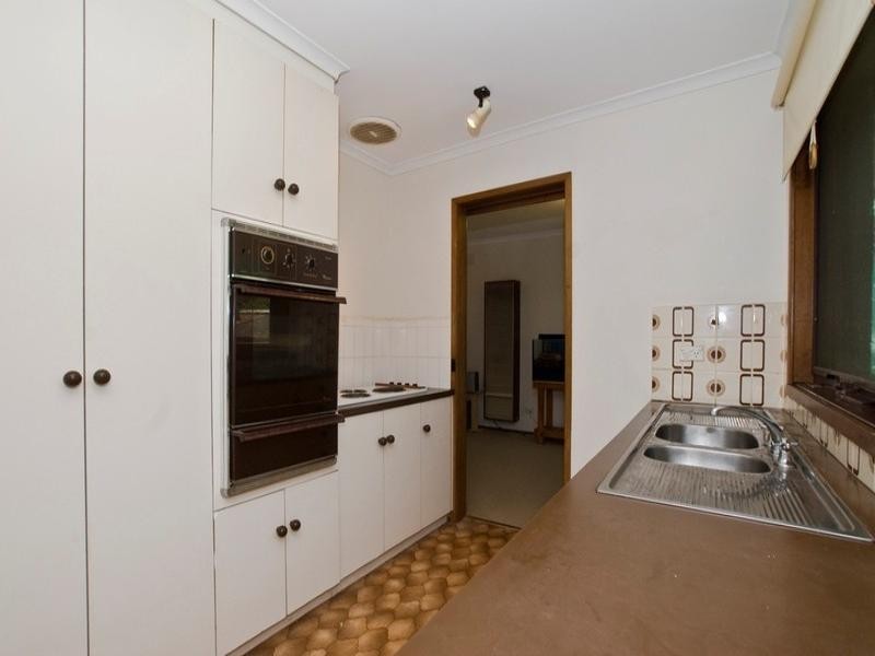 33 CHURCHILL Drive, Mooroolbark VIC 3138