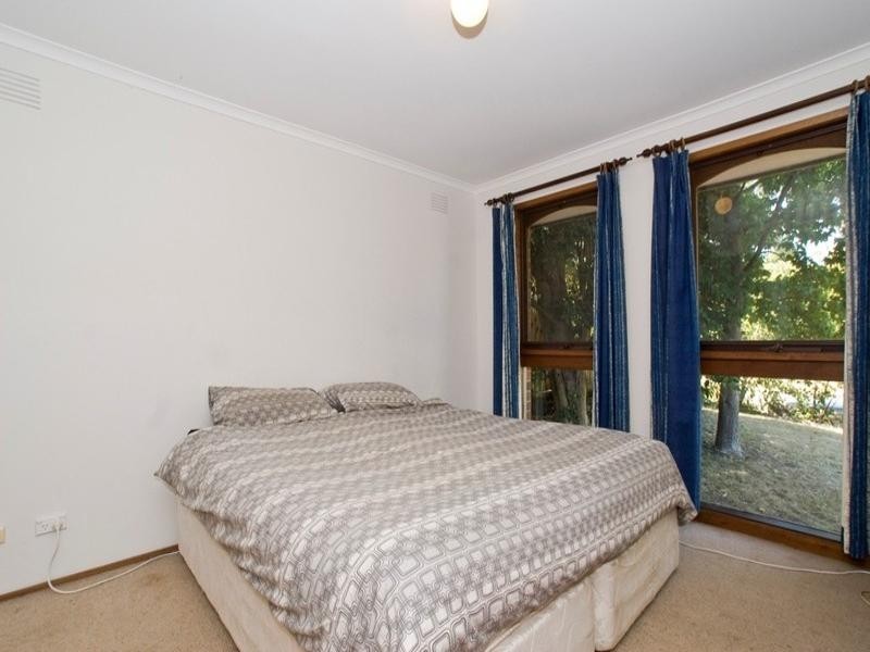 33 CHURCHILL Drive, Mooroolbark VIC 3138