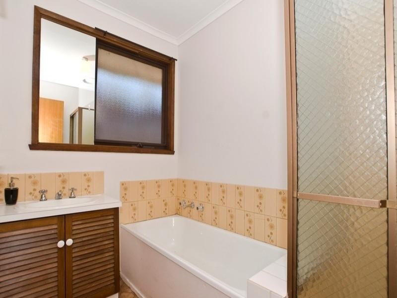 33 CHURCHILL Drive, Mooroolbark VIC 3138