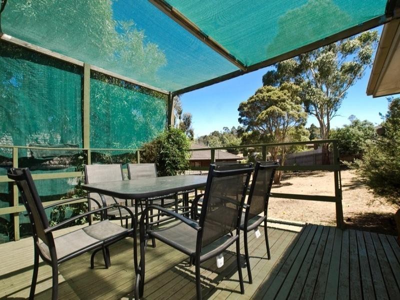 33 CHURCHILL Drive, Mooroolbark VIC 3138