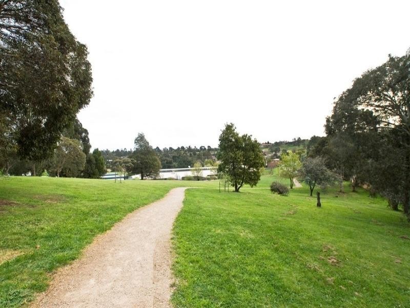 33 CHURCHILL Drive, Mooroolbark VIC 3138