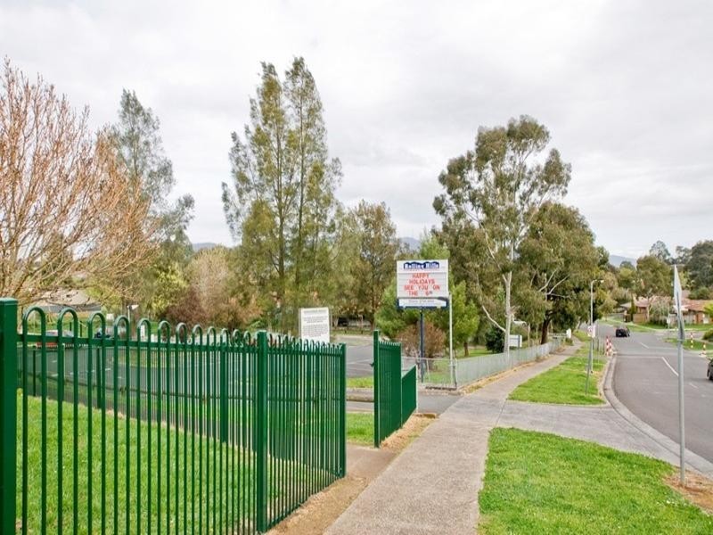 33 CHURCHILL Drive, Mooroolbark VIC 3138