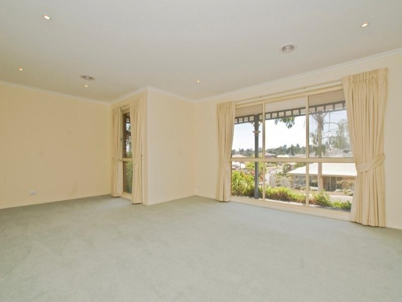 18 GOLDEN RIDGE Drive, Croydon Hills VIC 3136